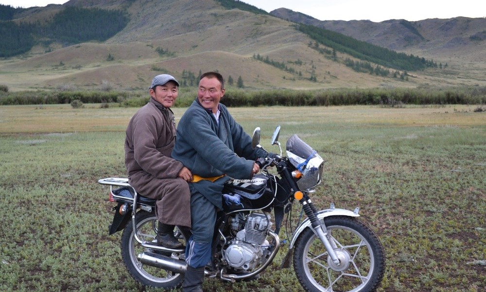 モンゴル　バイクに乗る人